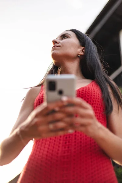 Vista Cerca Mujer Que Utiliza Teléfono Móvil Ciudad Directamente Debajo — Foto de Stock