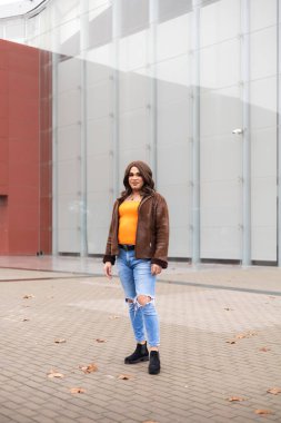 Trans bir kadının kameraya gülümseyişinin tüm vücut görüntüsü. Dikey eşuzay. Yüksek kalite fotoğraf