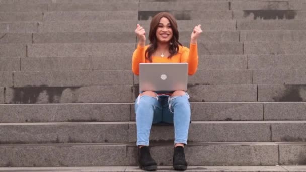 Transsexuelle Frau Nutzt Laptop Und Feiert Gute Nachrichten Erfolgskonzept Hochwertiges — Stockvideo