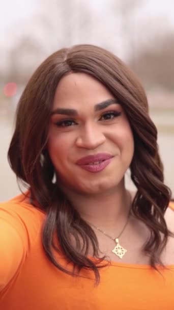 オレンジ色の服のトランス女性の自己ビデオ ラテン民族 インフルエンサーのソーシャルメディア投稿 高品質の映像 — ストック動画