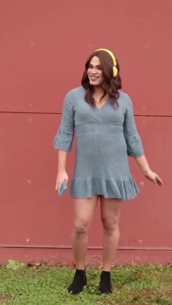 Müzik Dinleyip Dans Eden Kulaklık Takan Trans Bir Kadın Yüksek — Stok video