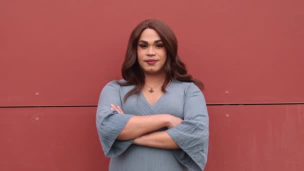 Çapraz Kollu Mutlu Trans Kadın Mavi Elbise Kırmızı Arka Plan — Stok video