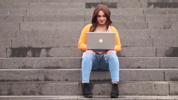 Estudante Transexual Usando Laptop Escadas Universidade Copiar Espaço Nas Escadas — Vídeo de Stock