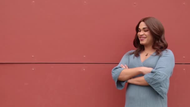 Donna Transessuale Muro Rosso Ridendo Sorridendo Copia Sfondo Dello Spazio — Video Stock