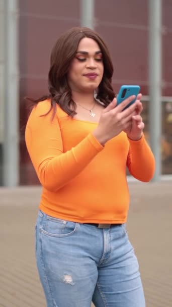 Trans Mujer Usando Teléfono Celular Riendo Imágenes Alta Calidad — Vídeos de Stock