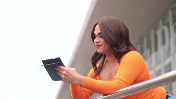 Trans Mulher Usando Tablet Digital Inclinando Sobre Trilhos Universidade Livre — Vídeo de Stock