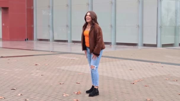 カメラに立って笑顔のトランス女性の全身ビュー 高品質の映像 — ストック動画