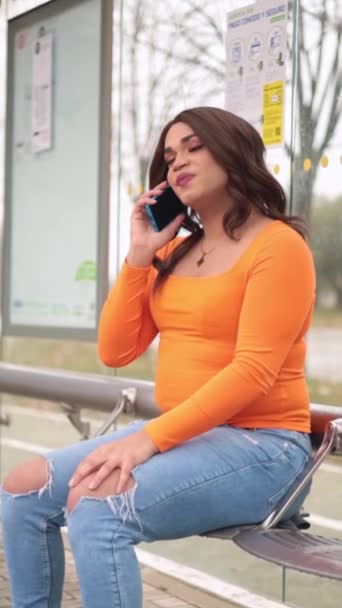 在巴士站用手机交谈的变性人的垂直镜头 高质量的镜头 — 图库视频影像