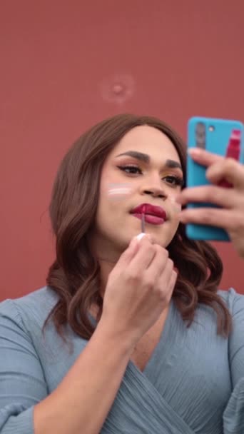 트랜스젠더 메이크업 거울로 휴대폰을 립스틱에 Lgtb 라이프스타일 품질의 — 비디오