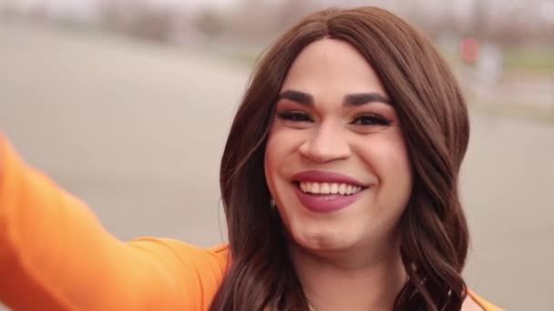 Narancssárga Ruhás Transznőről Készült Önvideó Latin Etnikum Város Szabadban Kiváló — Stock videók