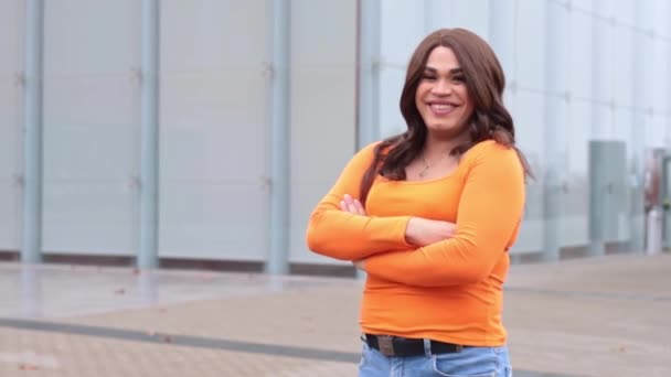 Средний Вид Улыбающейся Транс Женщины Латинская Этническая Принадлежность Молодой Возраст — стоковое видео
