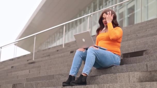 Διεμφυλική Φοιτήτρια Που Δουλεύει Λάπτοπ Στην Πανεπιστημιούπολη Υψηλής Ποιότητας Υλικό — Αρχείο Βίντεο
