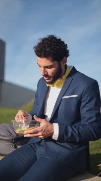 Adamı Arasında Sağlıklı Bir Salata Yiyor Yüksek Kaliteli Görüntüler — Stok video
