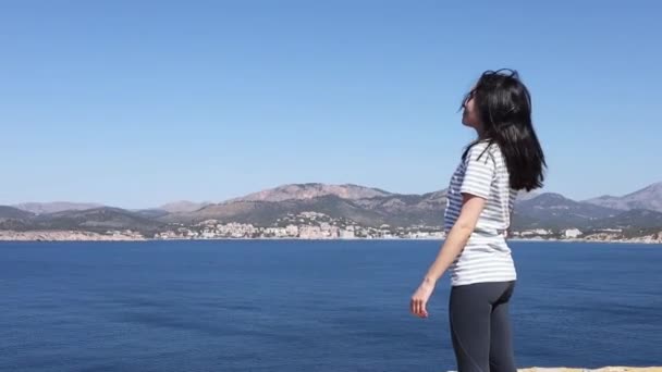 Młoda Kobieta Kontemplująca Morze Śródziemne Ciesząca Się Słonecznym Dniem Świeżym — Wideo stockowe
