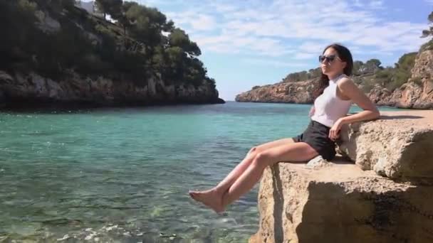 Jovem Mulher Relaxante Banhos Sol Água Cristalina Vista Completa Imagens — Vídeo de Stock