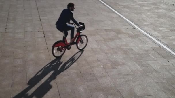 Visão Traseira Homem Negócios Irreconhecível Viajante Bicicleta Sílhueta Preta Imagens — Vídeo de Stock