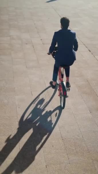 Вид Сзади Неузнаваемого Бизнесмена Велосипеде Высококачественные Кадры — стоковое видео