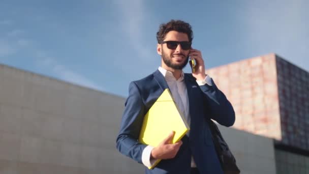 Hombre Negocios Exitoso Hablando Con Teléfono Celular Caminando Distrito Financiero — Vídeo de stock