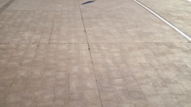 Bisiklet süren tanınmayan bir iş adamının arka görüntüsü. Siyah siluet. Yüksek kaliteli FullHD görüntüler
