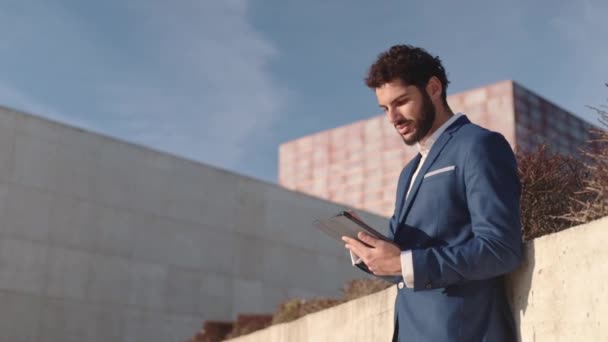 Attraktiver Geschäftsmann Mit Digitalem Tablet Erfolgreiches Hispanisches Millennium Modernes Outdoor — Stockvideo
