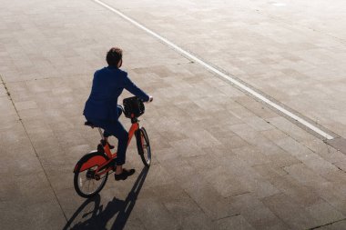 Gün batımına doğru bisiklet süren işadamının dikiz görüntüsü. Sürdürülebilir iş büyümesi, çevre dostu şirket. Yüksek kalite fotoğraf