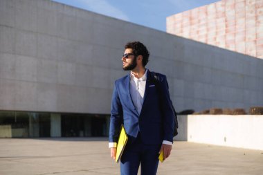 Finans bölgesindeki yakışıklı iş adamının portresi. İspanyol kökenli. Milenyum kuşağı. Yüksek kaliteli illüstrasyon