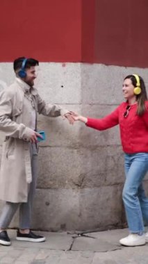 İki arkadaş dans ediyor ve birlikte eğleniyorlar. Dikey klips, yavaş çekim. Yüksek kaliteli FullHD görüntüler