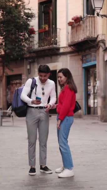 这对年轻夫妇在街上自拍 慢动作 复制空间 优质Fullhd影片 — 图库视频影像