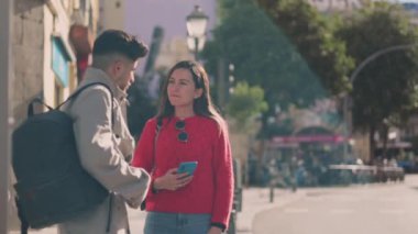 Birkaç arkadaş sosyalleşiyor ve otobüs durağında sohbet ediyorlar. Durmak için otobüsü çağırıyor. Yüksek kaliteli FullHD görüntüler