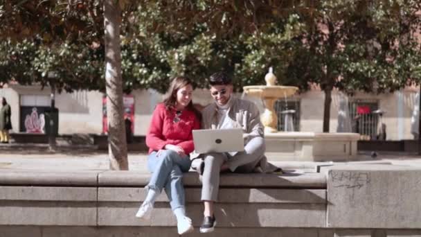 Двоє Студентів Використовують Ноутбук Міському Парку Високоякісні Fullhd Кадри — стокове відео