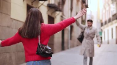 Sokakta kucaklaşan arkadaşlar. Arkadaşlarla tanışma konsepti, arkadaşlık ve aşk. Yüksek kaliteli FullHD görüntüler