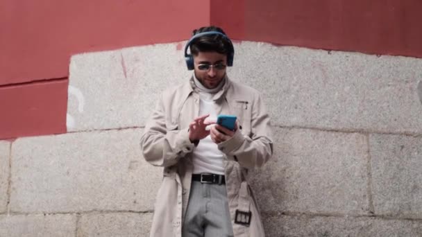 Stylový Kolumbijský Mladý Muž Používající Telefon Poslechu Hudby Tance Vysoce — Stock video