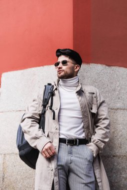 Güneş gözlüklü ve balıkçı yaka giyen Z kuşağı Latin adam portresi. Yüksek kalite fotoğraf