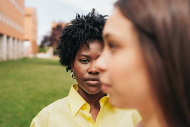 Afrikalı kadın kameraya ciddi bir ifadeyle bakıyor. Yaratıcı bir portre. Etnik köken kavramı. Yüksek kalite fotoğraf