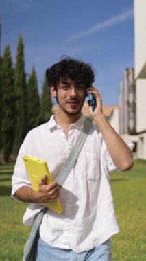 İspanyol Gen Z öğrencisi kampüs üniversitesinde telefonla konuşuyor. Yüksek kaliteli FullHD görüntüler