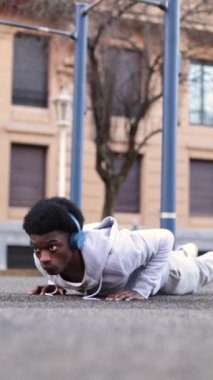 Yakışıklı Afro-Amerikan genç erkek jimnastik parkında şınav çekiyor. Yüksek kaliteli FullHD görüntüler