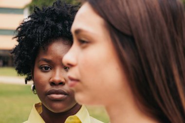 Afrikalı kadın yüzü bulanık bir şekilde kameraya ciddi bir ifadeyle bakıyor. - Evet. Yüksek kalite fotoğraf