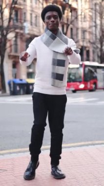 Neşeli Afro-Amerikan Gen-Z-Man şehir caddesinde dans ediyor. Dikey çekim. Yüksek kaliteli FullHD görüntüler