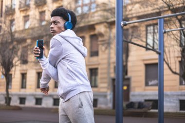 Afrikalı Amerikalı adam jimnastik parkında ısınıyor ve ısınıyor. Yüksek kalite fotoğraf