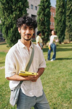 Üniversite kampüsündeki İspanyol öğrencinin portresi. Uzayı kopyala Yüksek kalite fotoğraf