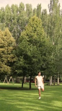 Milenyum latin adam halka açık parkta kuadriseps geriyor. Yüksek kalite fotoğraf