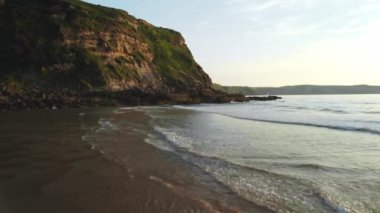 Kuzey İspanya 'da günbatımında güzel sarp kayalıkların ve plajların havadan manzarası. Yüksek kalite 4k görüntü
