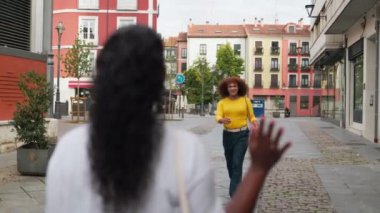 Transseksüel kadın şehir caddesinde arkadaşına sarılıyor. Arkadaş toplantısı, LGTB yaşam tarzı. Yüksek kalite 4k görüntü