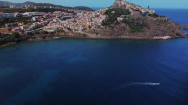 Deniz kenarındaki güzel İtalyan kasabasının havadan görünüşü. Castelsardo, Sardinya, İtalya. Yüksek kalite 4k görüntü