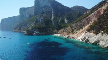 İtalyan adasındaki güzel sahil şeridi. Cala Goloritze, Sardinya. Havadan çekilen görüntüler. Yüksek kalite 4k görüntü
