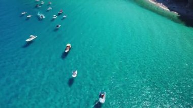 Mükemmel temiz su ve Sardunya 'da yüzen teknelerle göz kamaştırıcı bir sahil. Hava hızlandırılmış görüntüler. Yüksek kalite 4k görüntü