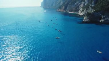 Güzel italyan sarp kıyı şeridinde yüzen tekne ve yatların hava manzarası. Orosei, Sardinya. Yüksek kalite 4k görüntü