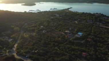 Güneşin doğuşundaki çarpıcı göl manzarası. Cugnana, Sardinya, İtalya. Hızlandırılmış tava. Yüksek kalite 4k görüntü