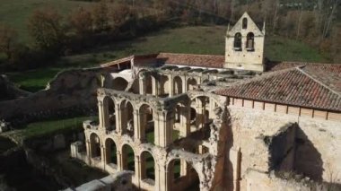 Burgos, İspanya 'daki çatısız Rioseco Manastırı' nda manastır ve kilisesini gösteren kamera hareketleri.