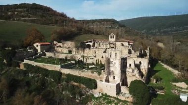 Burgos, İspanya 'daki bir tepeye tünemiş Rioseco manastırı harabelerinin üzerinde kamera görüntüsü.